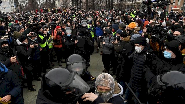 Rusya'da Navalny taraftarları sokağa döküldü