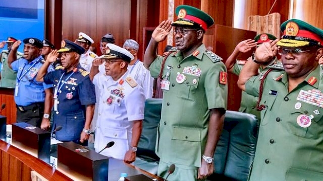 Nijerya'da genelkurmay başkanı ve üst düzey komutanlar emekliye sevk edildi