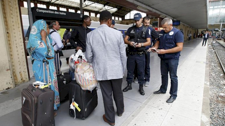 Fransa'da 'polis sistematik ayrımcılık yapıyor' suçlaması