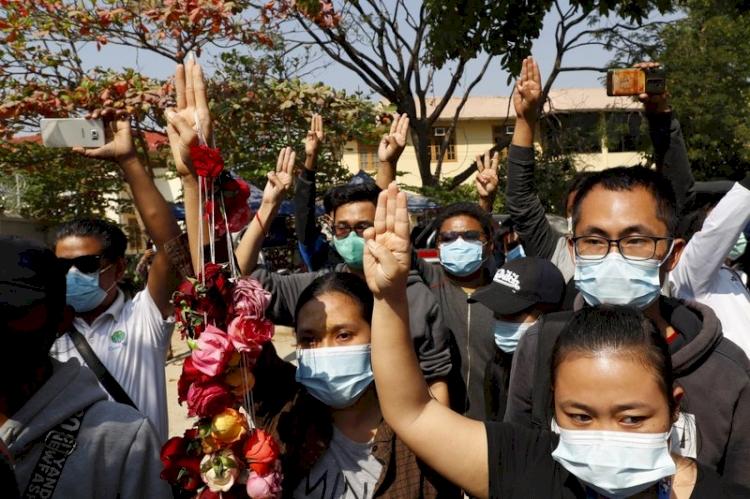 Myanmar'da halk darbeyi protesto için sokaklara çıktı