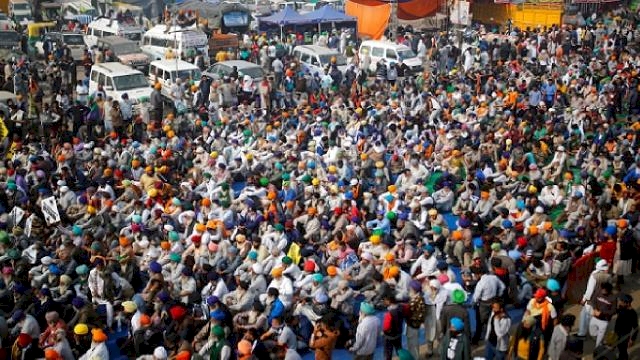 Hindistan'da çiftçiler kara yollarını trafiğe kapattı