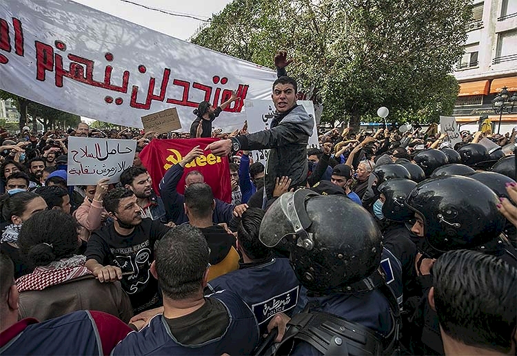 Tunus'ta gösterilerde gözaltına alınanların serbest bırakılması talebiyle yürüyüş düzenlendi