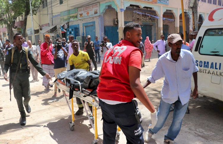 Somali'de yola döşenen bomba patladı: 10 ölü