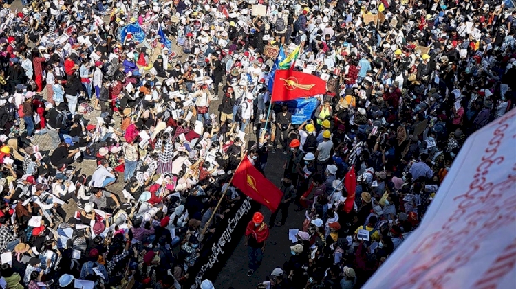 Myanmar'da askeri darbe karşıtı protestolar sıkıyönetime rağmen devam etti
