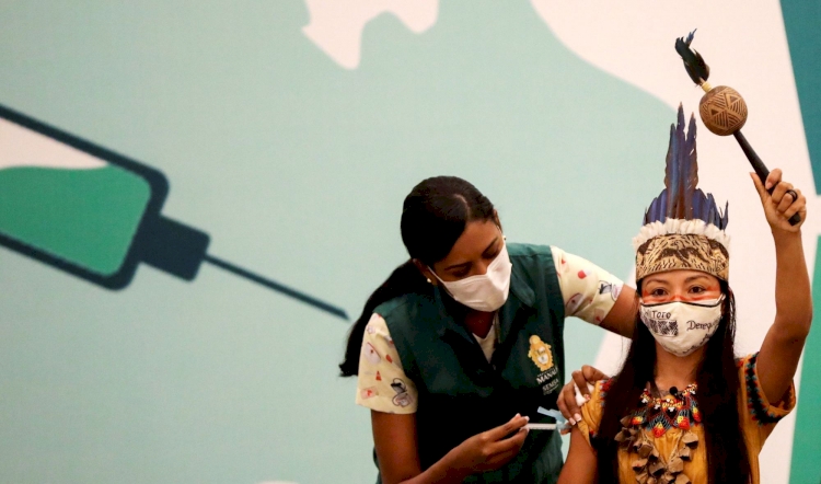 Amazon yerlileri, aşı olmamak için sağlıkçılara okla saldırıyor