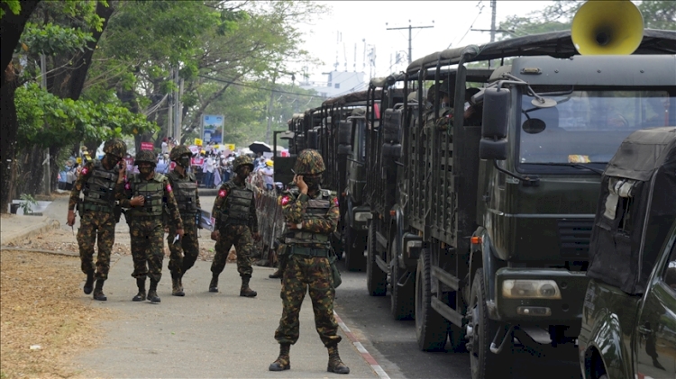 Myanmar'da askeri araçlar sokaklarda görüldü, ülke genelinde internet kesildi