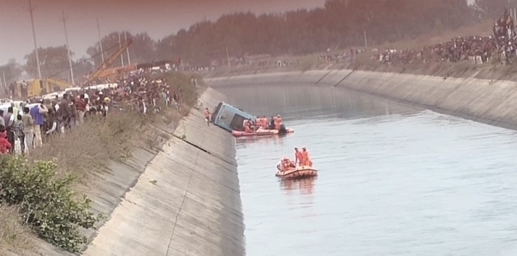 Hindistan'da yolcu otobüsü kanala uçtu: 40 ölü