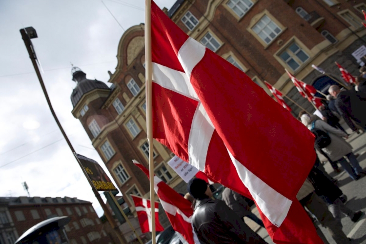 Danimarka'da yaşlı çift, market otoparkında Müslüman kadına saldırdı