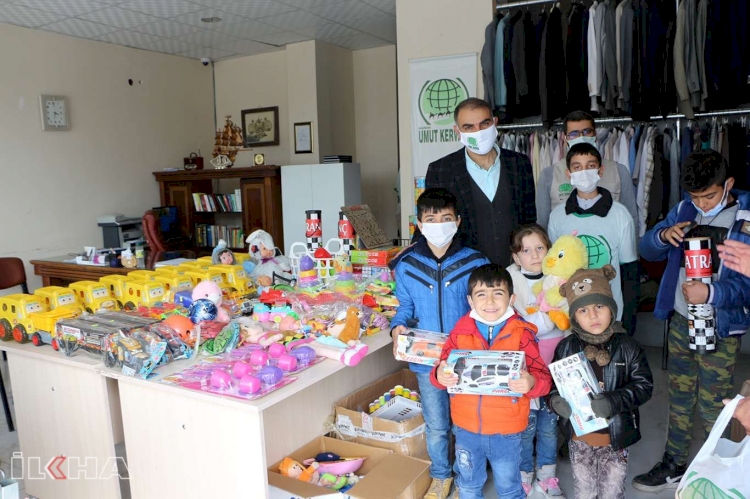 ​Mardin Umut Kervanı dağıttığı oyuncaklarla 500 çocuğu sevindirdi