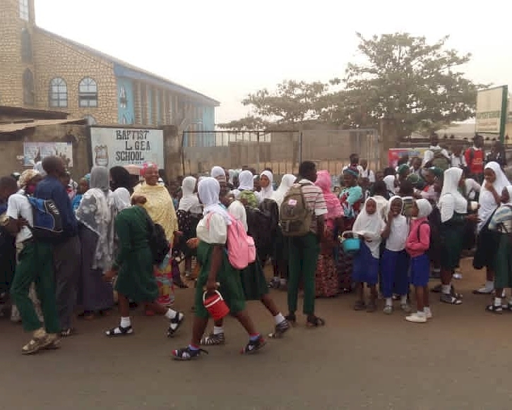 Nijerya'da başörtü tartışması yüzünden misyonerlerin 10 okulu geçici olarak kapatıldı