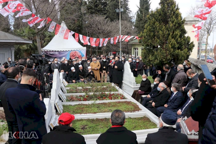 Necmettin Erbakan vefatının 10'uncu yılında mezarı başında dualarla anıldı