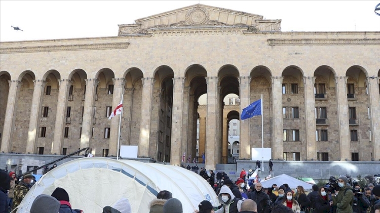Gürcistan'da ana muhalefet liderinin gözaltına alınmasını protesto edenler parlamento önünde çadır kurdu