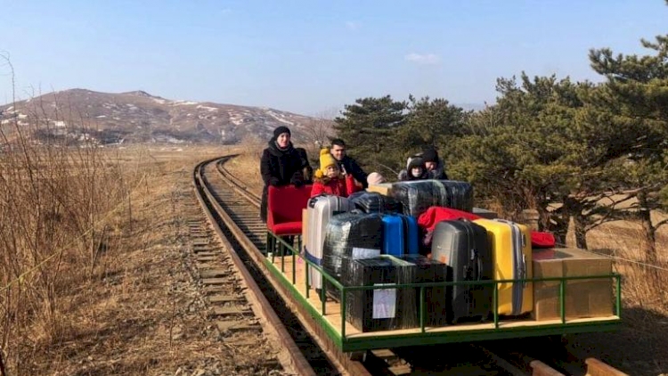 Rus diplomat ve ailesi Kuzey Kore'den raylı el arabası iterek döndü