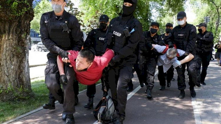 Kazakistan'da 'siyasi tutuklu' protestosu: En az 50 gözaltı