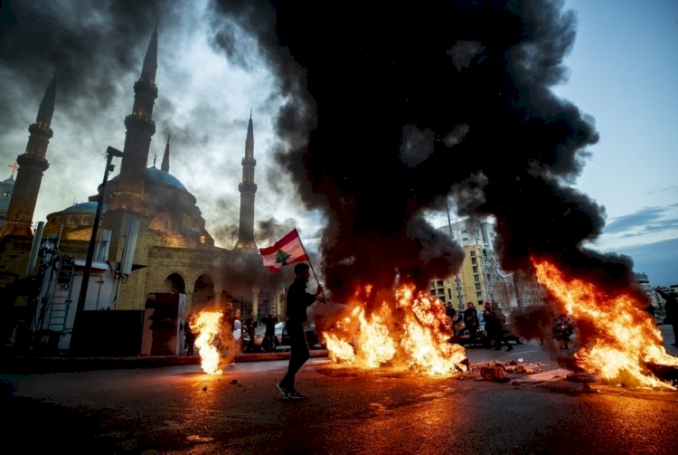 Lübnan'da göstericiler sokakları ateşe verdi