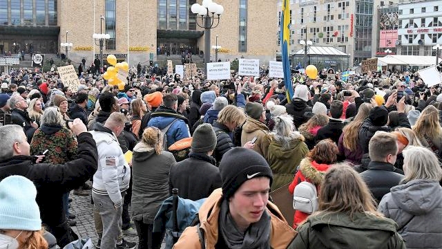 İsveç'te kısıtlamalar protesto edildi