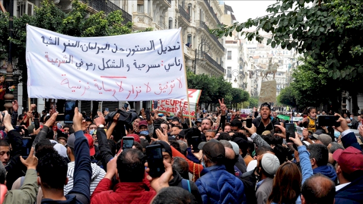 Cezayir Cumhurbaşkanı Tebbun, yeni seçim yasasıyla sokaktaki 'değişim' talebini karşılamaya çalışıyor
