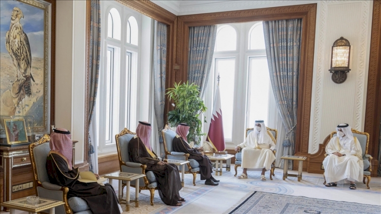 Kral Selman, Katar Emiri Al Sani'ye ikili ve uluslararası meselelere ilişkin mesaj iletti