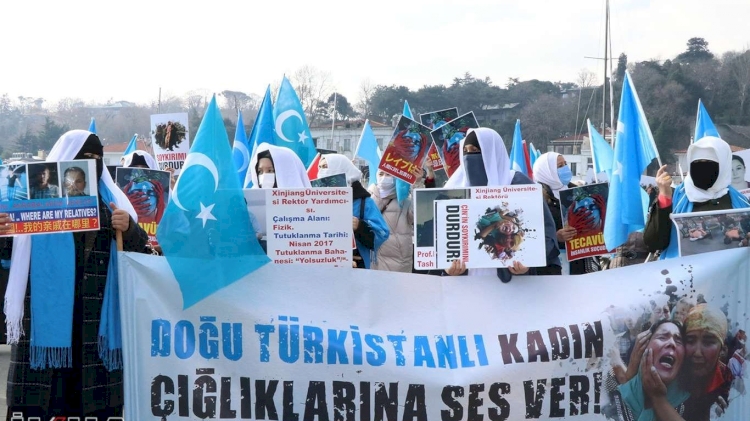 ​Binlerce Doğu Türkistanlı kadın Çin'i protesto etti: 'En kutsalımız olan canımıza ve namusumuza dokunuluyor'