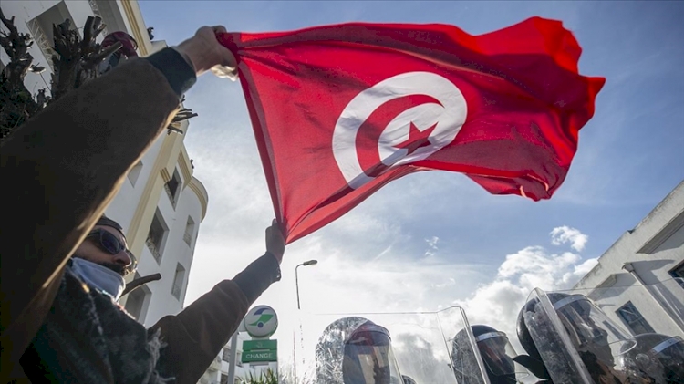 Tunus'taki Özgür Anayasa Partisi lideri ve destekçileri, Dünya Müslüman Alimler Birliği binasına baskın düzenledi