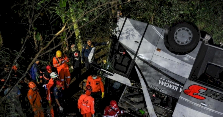 Endonezya'da otobüs vadiye uçtu: 27 ölü, 39 yaralı