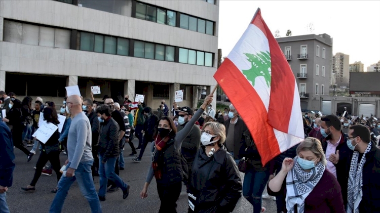 Lübnan'da yüzlerce kişi 'geçiş hükümeti kurulması' talebiyle Meclis binasına yürüdü