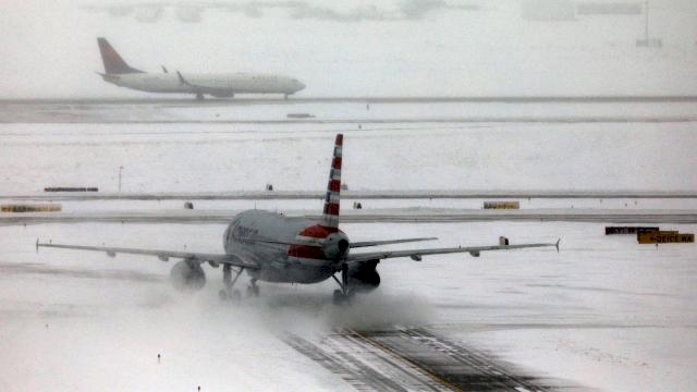 ABD'de kar fırtınası: 2 binden fazla uçak seferi iptal edildi