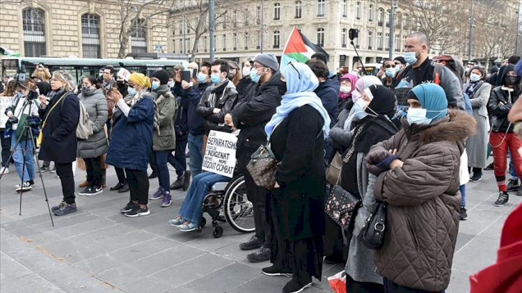 Paris'te Müslümanları hedef alan yasa tasarısı protesto edildi