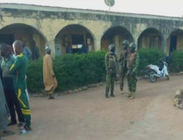 Nijerya'da bir okula düzenlenen silahlı saldırıda çok sayıda öğrenci ve öğretmen kaçırıldı