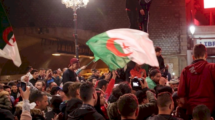 Cezayir'de öğrenciler gösteri düzenledi
