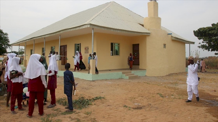 Nijeryalı Müslümanlar, okullarda başörtüsü serbestliği kararı nedeniyle çıkan şiddet olaylarına tepki gösterdi