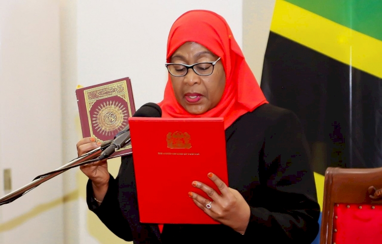 Tanzanya'nın ilk kadın Devlet Başkanı Samia Suluhu Hassan Kur'an-ı Kerim üzerine yemin ederek göreve başladı