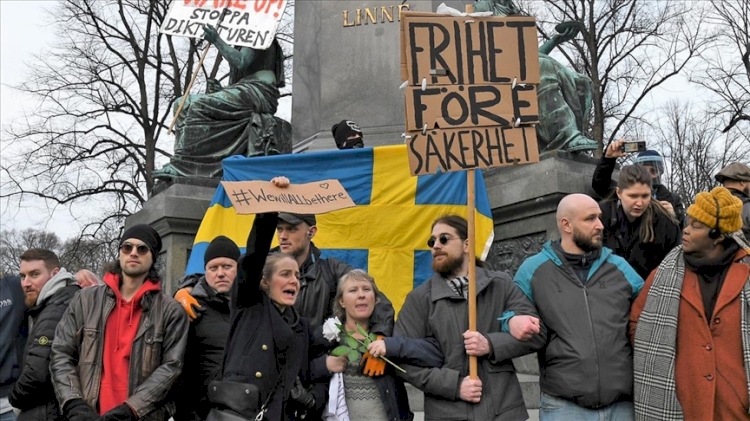 İsveç'in 3 kentinde yüzlerce kişi Kovid-19 kısıtlamalarını protesto etti