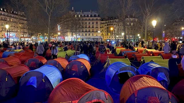 Paris'in ortasında göçmenler hükümete tepkilerini göstermek için kamp kurdu