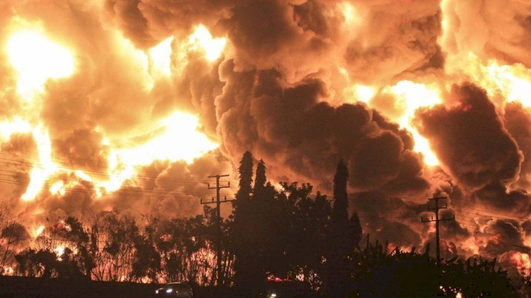 Endonezya'da petrol rafinerisinde patlama: 20 yaralı