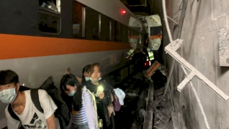 Tayvan'da tren kazası: En az 41 ölü