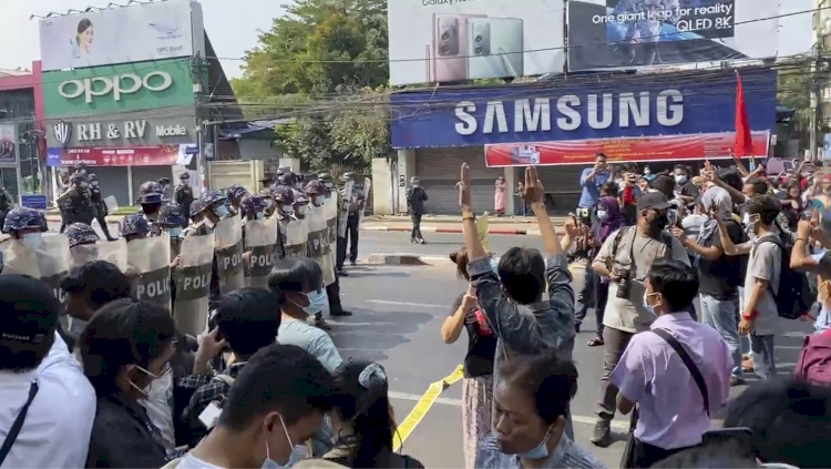 Myanmar'da askeri cunta mobil internet erişimini askıya aldı