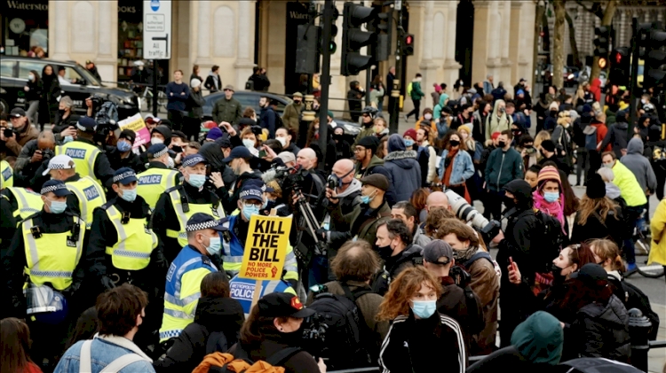 İngiltere’de polise yeni yetkiler veren tasarının protesto edildiği gösteriye polis müdahale etti: 26 gözaltı