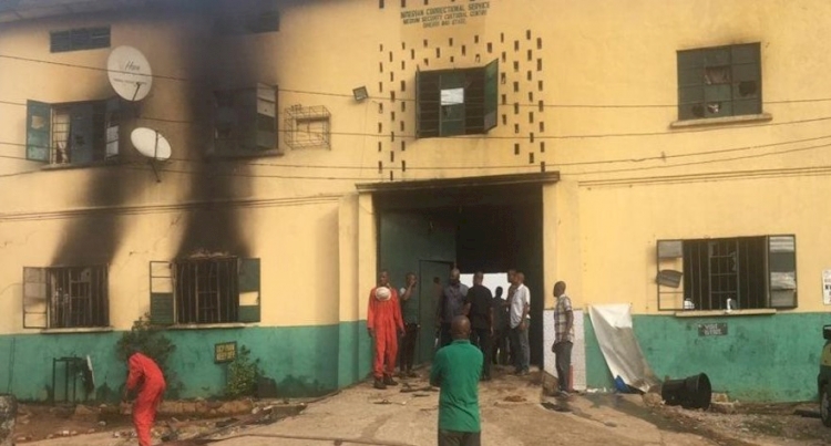Nijerya'da silahlı kişilerin cezaevine saldırısında yüzlerce mahkum firar etti