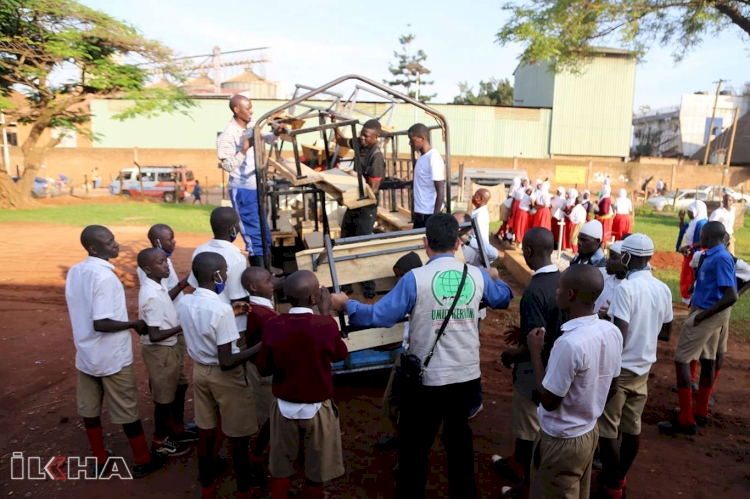 Uganda'da sıra eksiği bulunan okulun imdadına Umut Kervanı yetişti