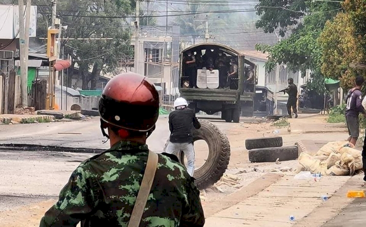 Myanmar'da protestocular, sivillere gerçek mermiyle ateş açan askerlere saldırdı: 4 ölü
