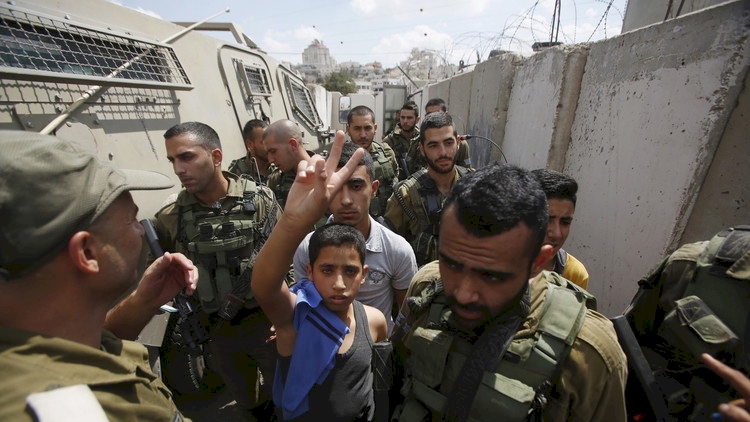 140 Filistinli çocuk terör rejimi israil hapishanelerinde esaret altında