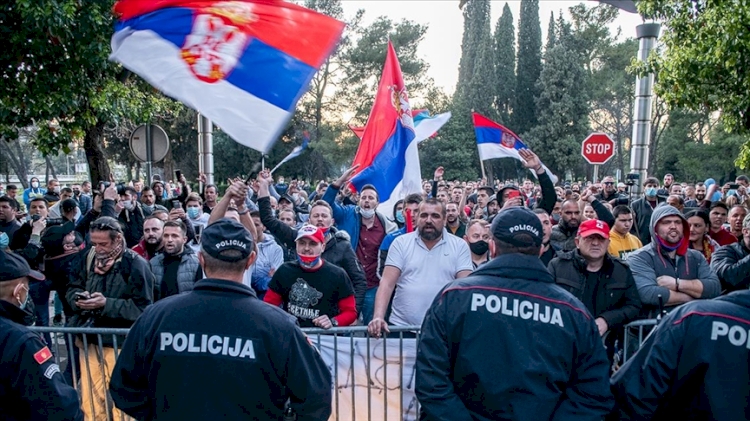 Srebrenitsa’daki soykırımı inkar eden Karadağlı bakanın görevden alınması isteniyor