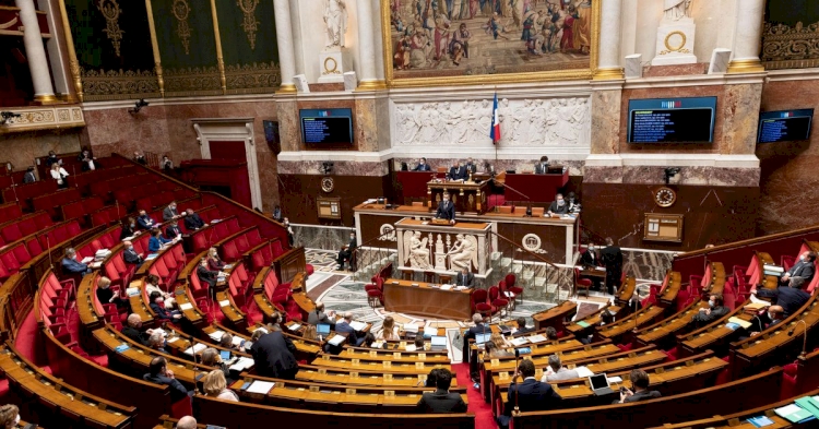 Fransa'da Senato, ayrılıkçı yasa tasarısına üniversite koridorlarında ibadeti yasaklayan madde ekledi