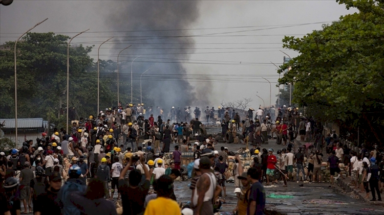 Myanmar'da protestocularla ordu arasında çatışma çıktı: 11 ölü