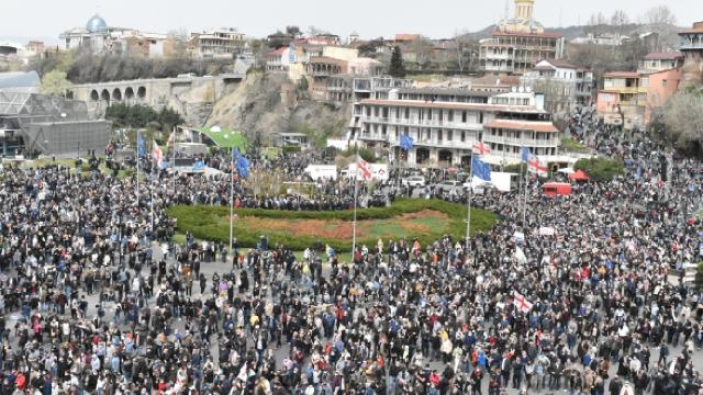 Gürcistan'da 10 bin kişi muhalefeti protesto etti