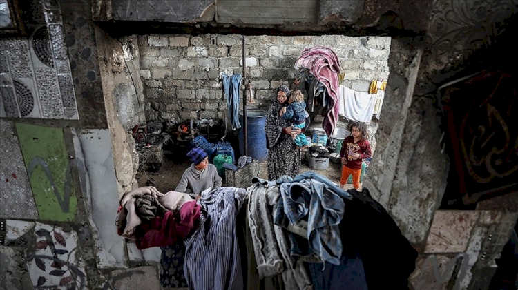 Gazze'de derme çatma barakada yaşayan 10 çocuklu Filistinli anne: Ramazanda tek yiyeceğimiz patates, domates