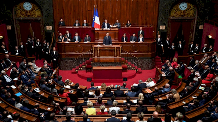 Fransız Senatosu Müslümanları hedef alan tasarıyı onayladı