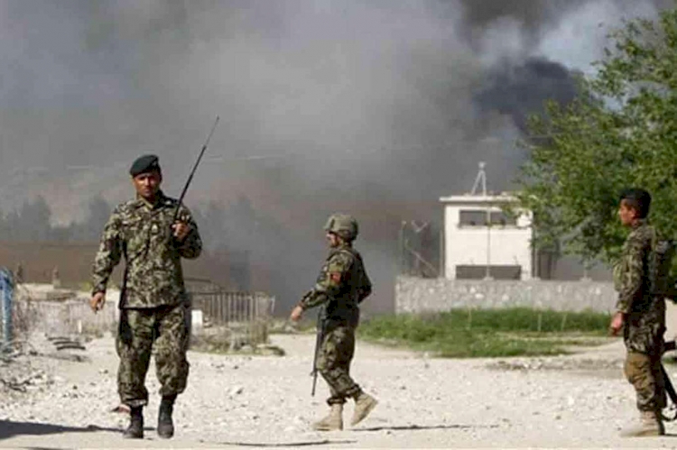 Afganistan'da Taliban, askeri üsse bombalı ve silahlı saldırı düzenledi: 10 ölü