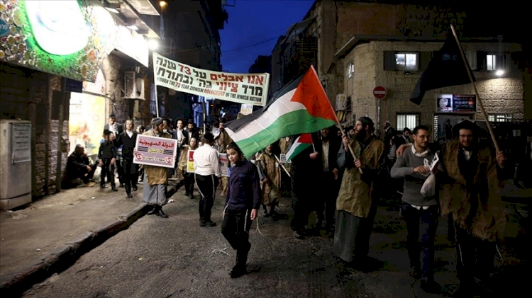 Kudüs'te İsrail bayrağını ateşe veren Ultra Ortodoks Yahudiler, Siyonizm'e tepki olarak Filistin bayrağı açtı